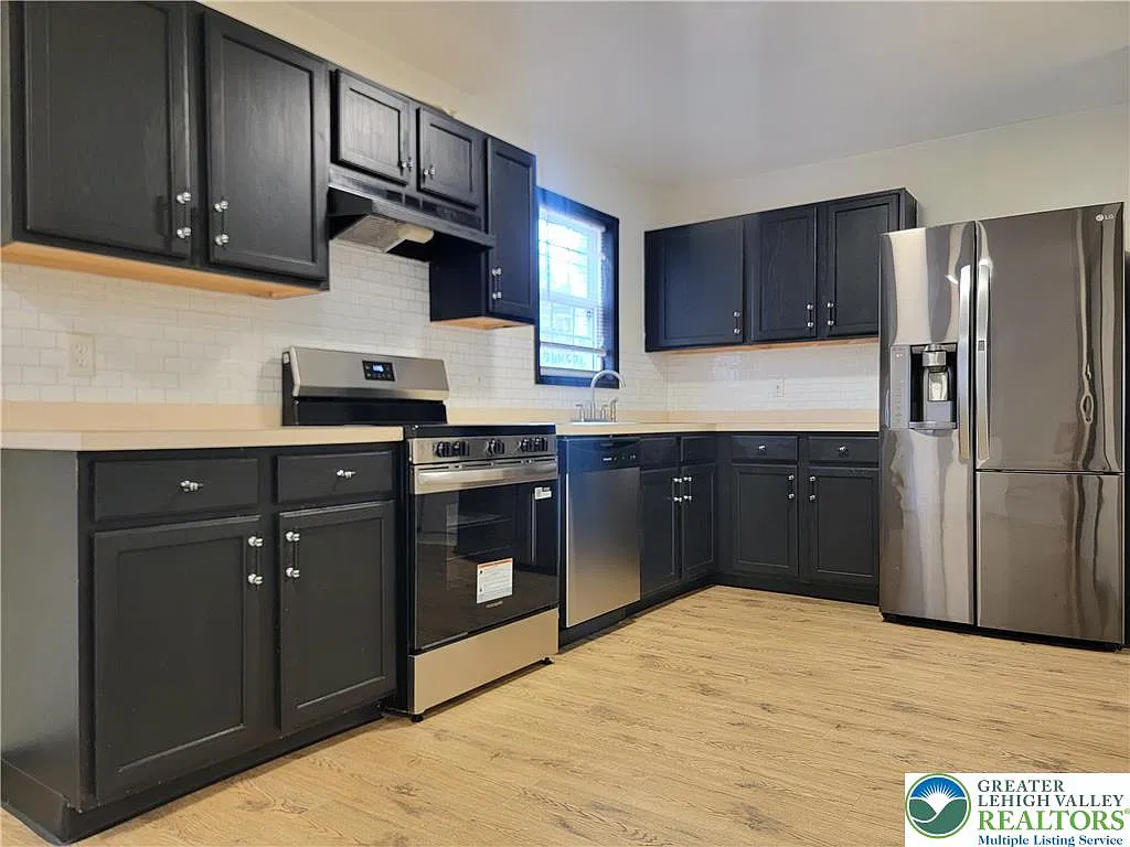 3 bed, 1736 sqft, $1,900 — Photo 2