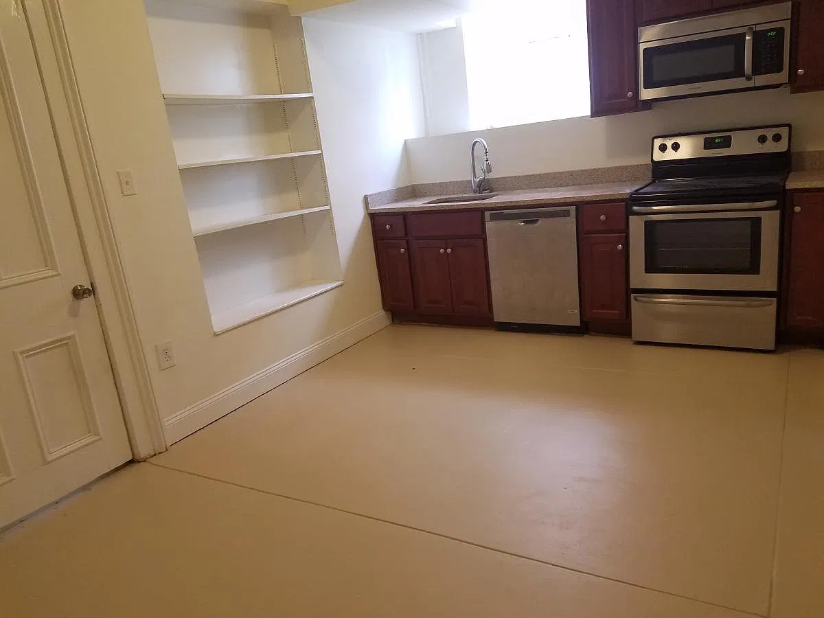 129 S Sycamore Street — Photo 1