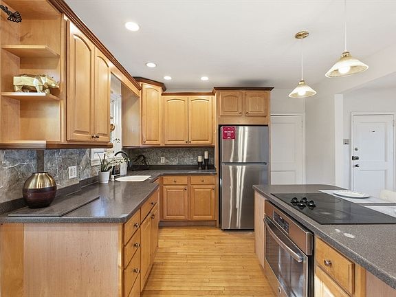 3rd image of 112 Maple St APT 6