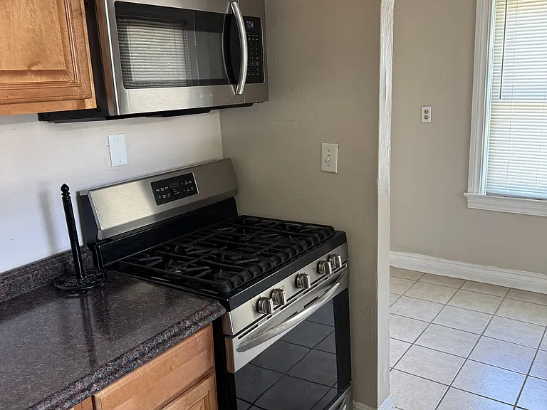 608 W Symmes St — Photo 1