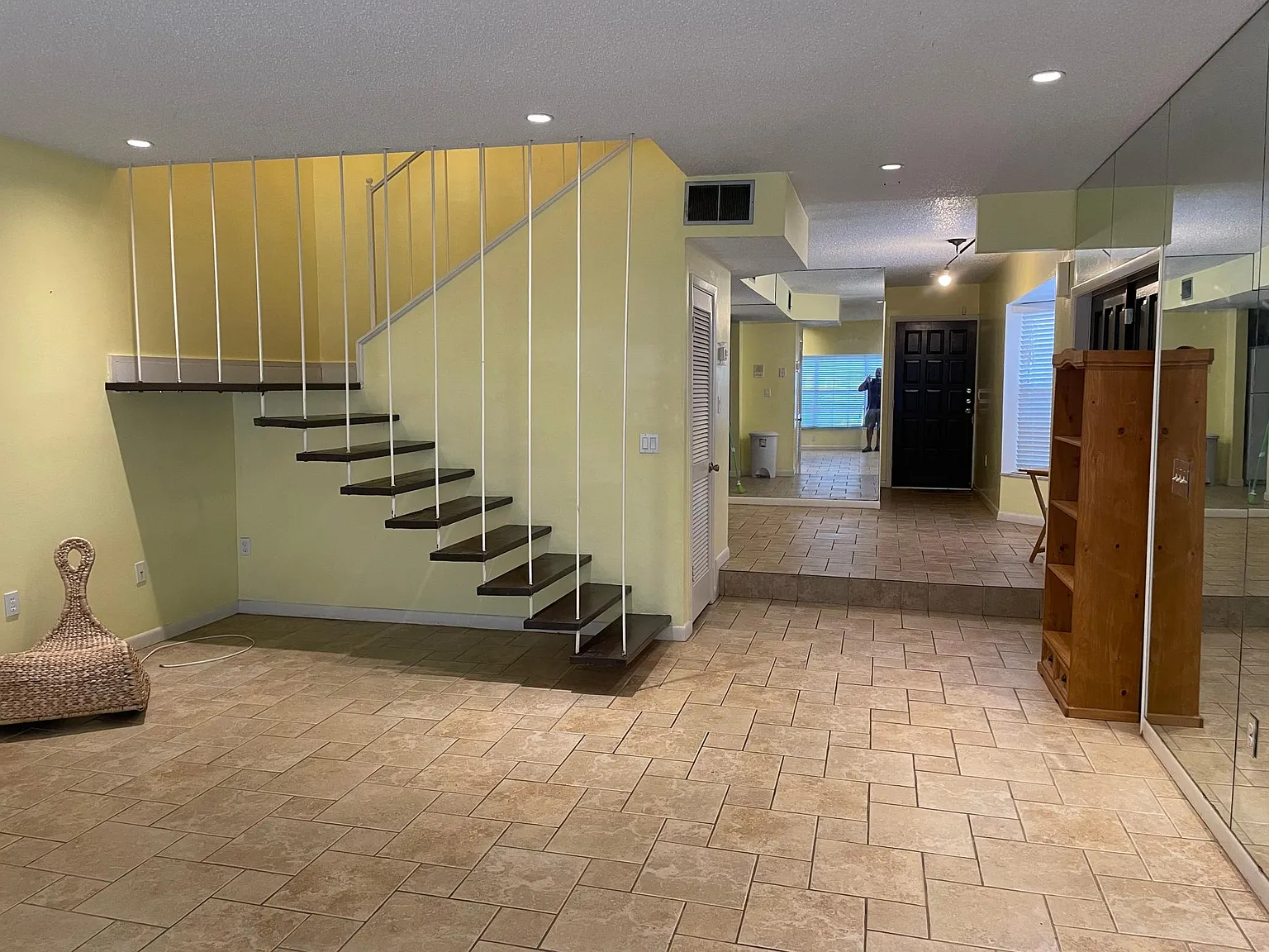 3 bed, 1975 sqft, $2,100 — Photo 3