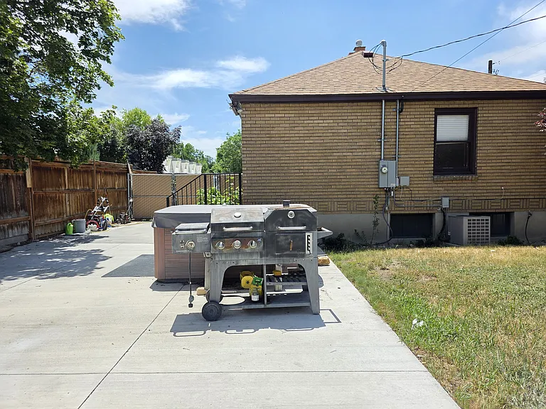 211 E Maple St — Photo 9