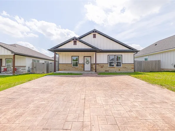 1211 Henderson St, Bryan, TX 77803
