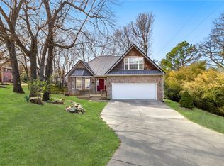 1081 N Valley View Dr, Fayetteville, AR 72701