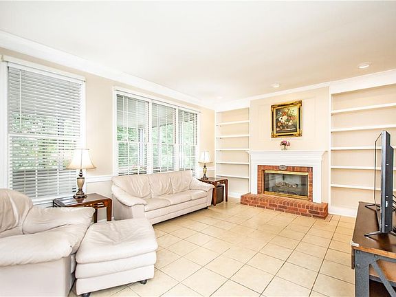 3rd image of 348 Lake Forest Ct