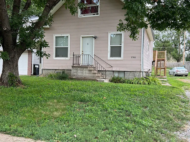 2516 NW 8th St #4 — Photo 1