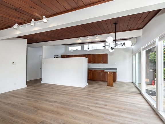 3rd image of 994 Van Auken Cir