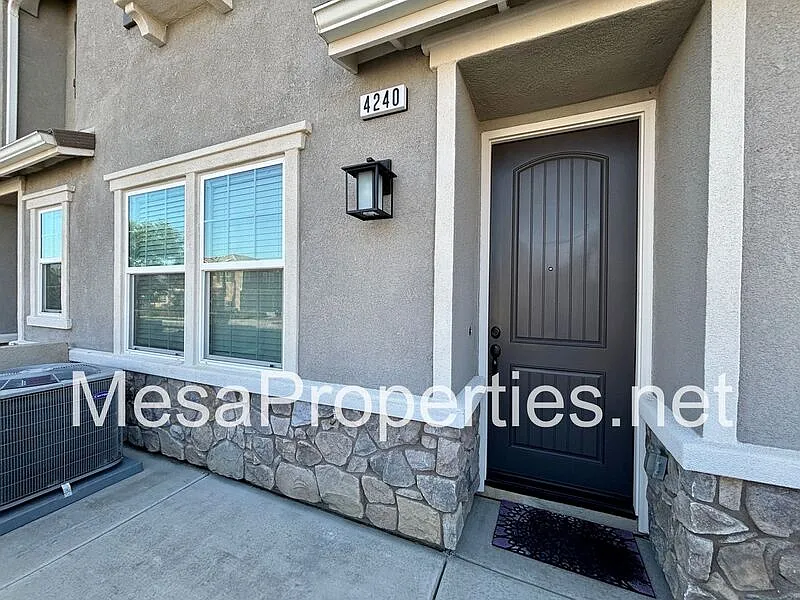 3 bed, 2.5 bath, 1338 sqft, $3,100 — Photo 2