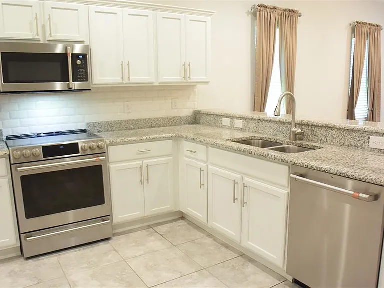 1213 Grantham Dr — Photo 3