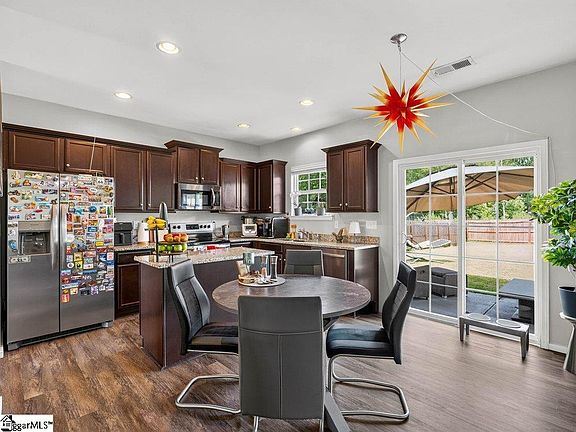 5th image of 904 Liberty Walk Ln