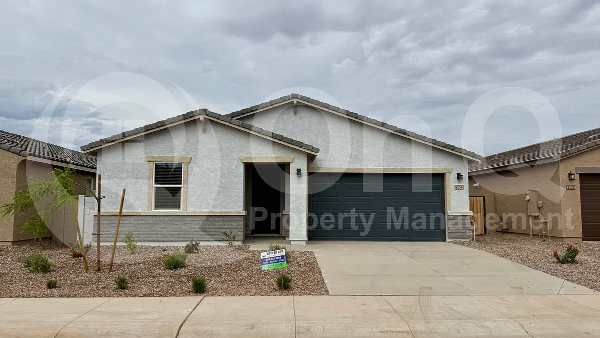 4 bed, 2.5 bath, 2014 sqft, $2,100 — Photo 1