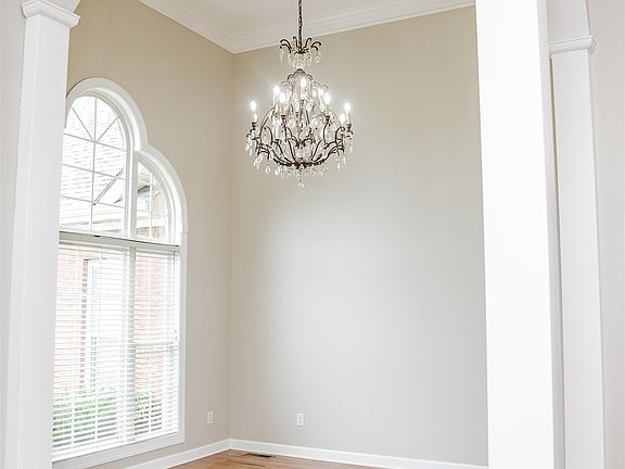 5th image of 105 Heritage Pl