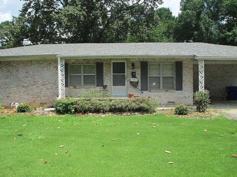 1828 Robins St — Photo 2