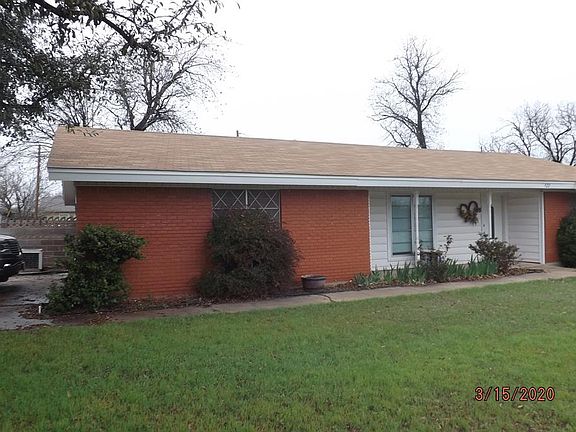 3rd image of 922 W Lake Dr