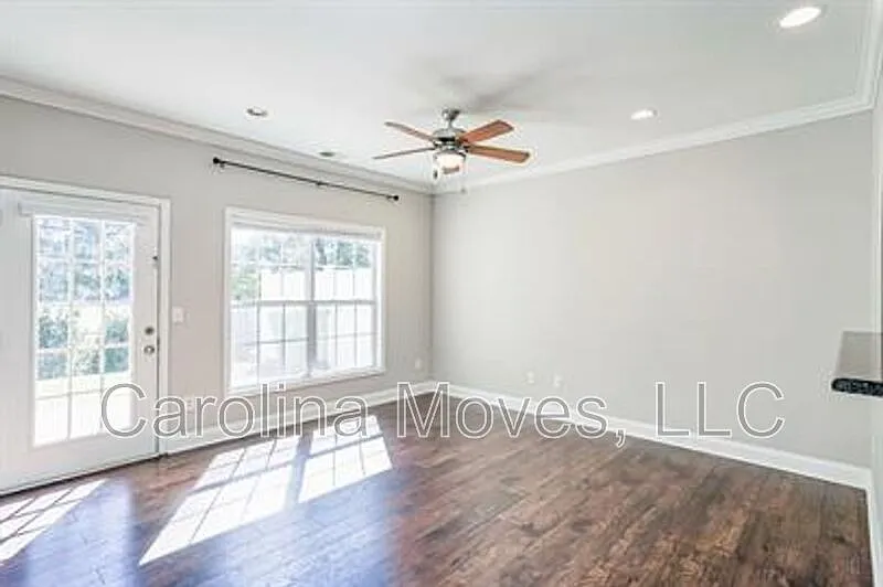 3 bed, 2.5 bath, 1722 sqft, $1,725 — Photo 3