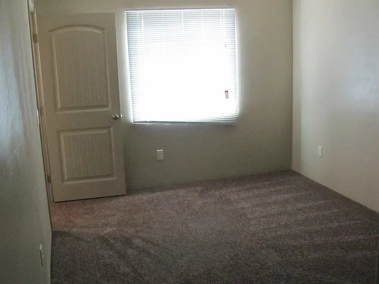 2524 E Lind Rd — Photo 63