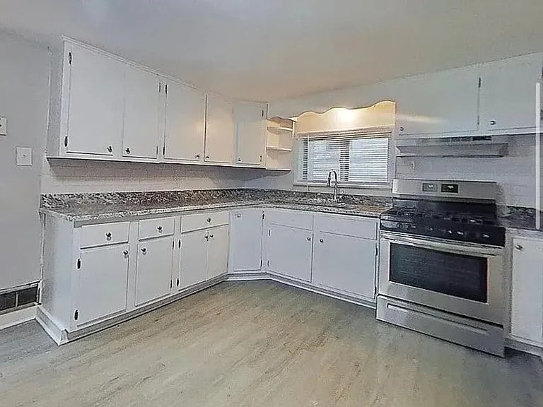 308 Schuyler St — Photo 11