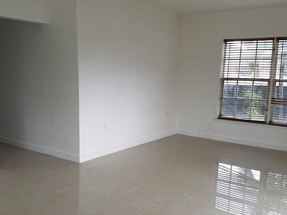 4th image of 300 SW 16th St APT 5