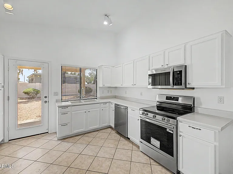 635 W Colt Rd — Photo 6