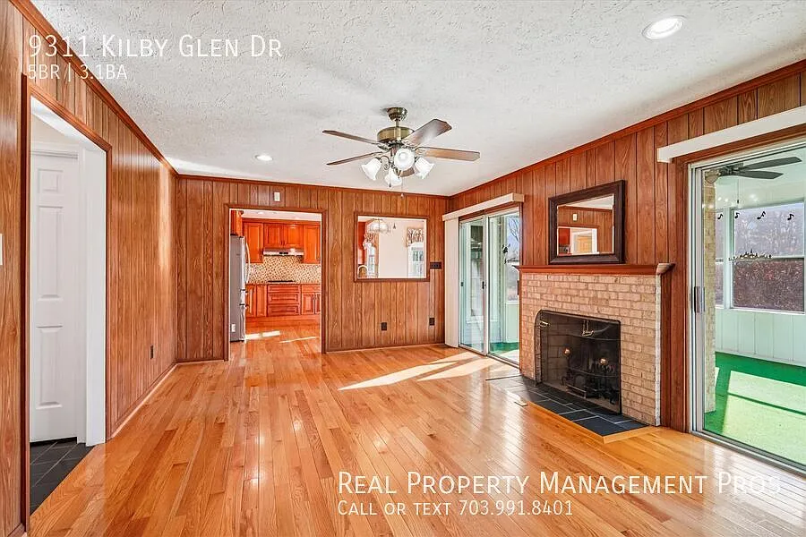 Beautiful 5-bedroom colonial for rent in the desirable Langley HS district! — Photo 4