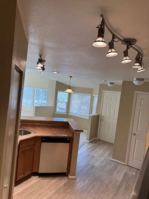 1 bed, 902 sqft, $1,699 — Photo 2
