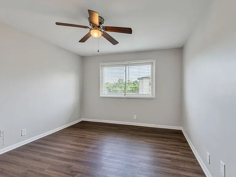 Executive House Apartments — Photo 46