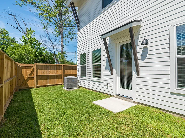 7613 Victory Reserve St — Photo 38
