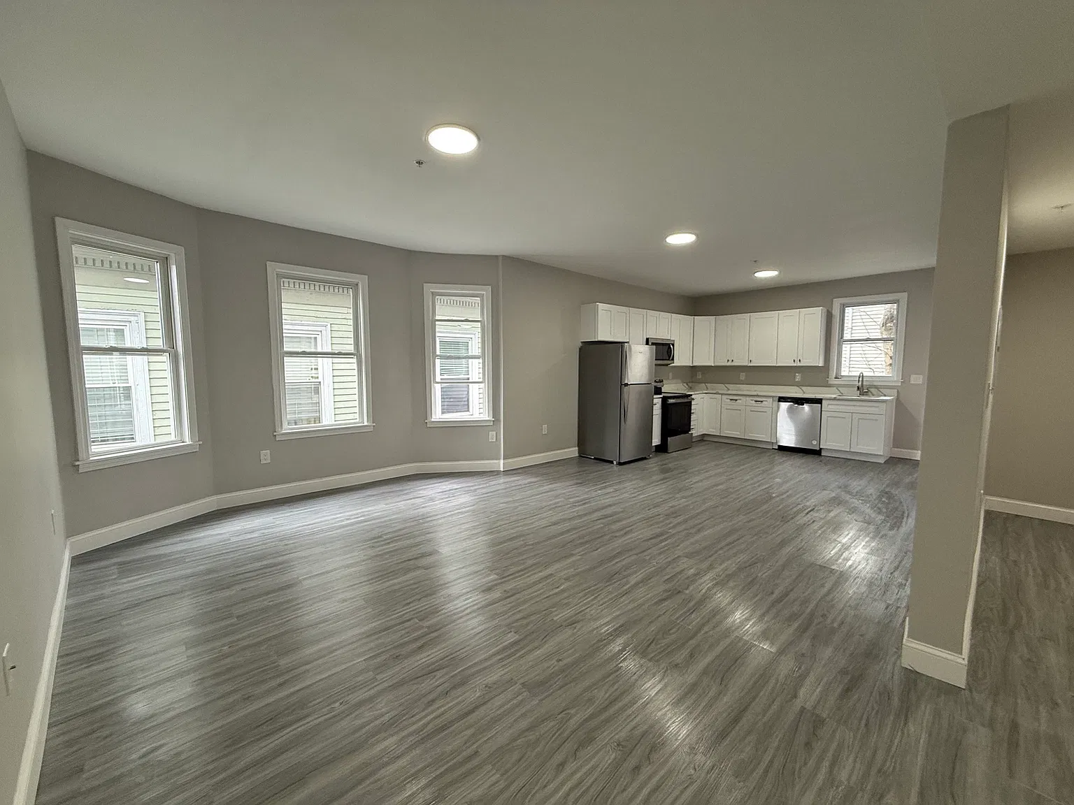 3 bed, 1000 sqft, $3,200 — Photo 2