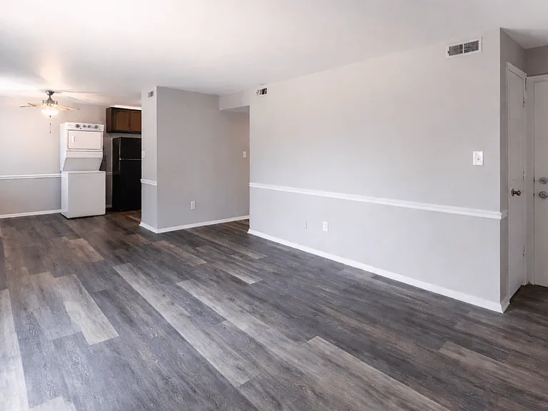 Pickwick Farms Apartments — Photo 11