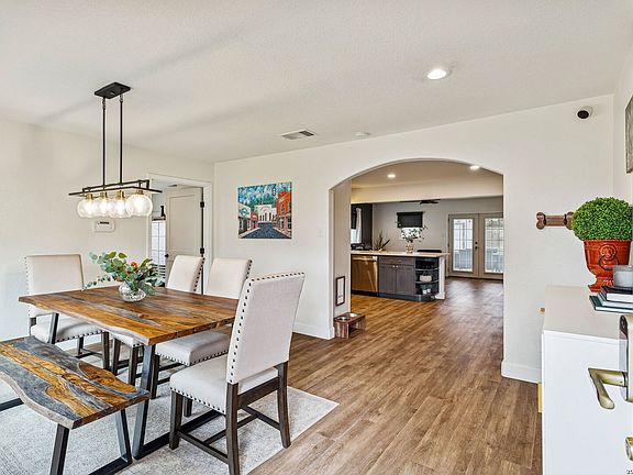 4th image of 2151 Gruene