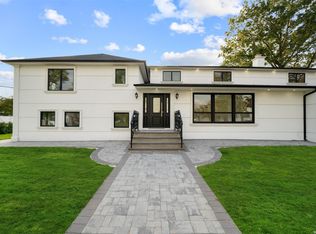 501 Saddle Ridge Rd, Woodmere, NY 11598