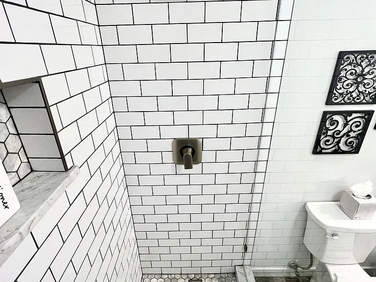 Bathroom 2 (2nd floor)