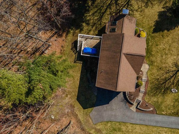 10 Burbank Way, Hooksett, NH 03106