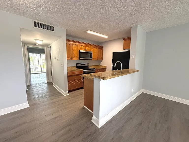 1722 Meadows Cir #W — Photo 4