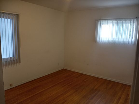 3rd image of 864 Manhattan Beach Blvd #B