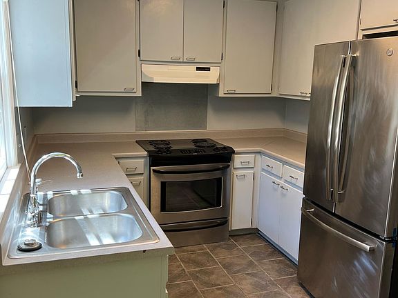 3rd image of 749 Hillview St