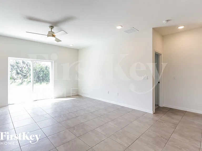 340 Corbel Ln — Photo 6