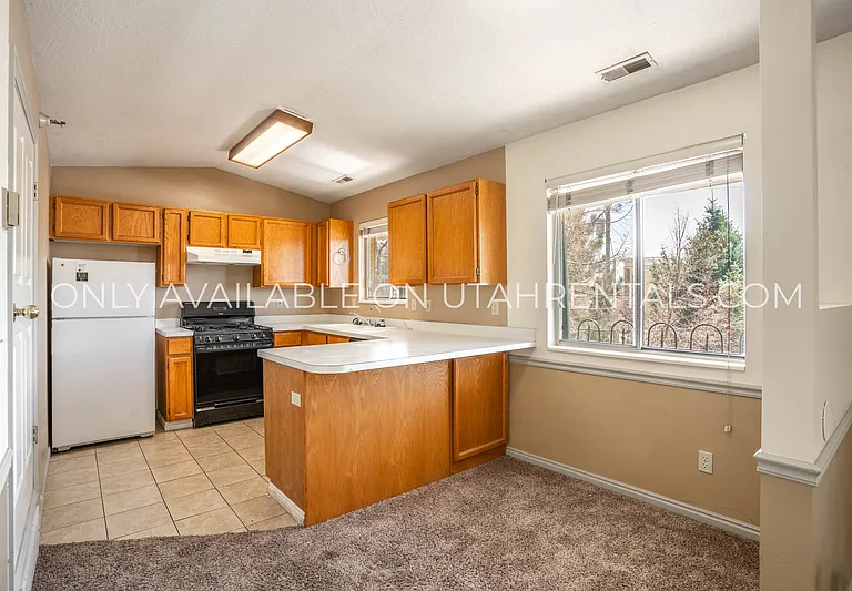 166 N 400 W #21 — Photo 2