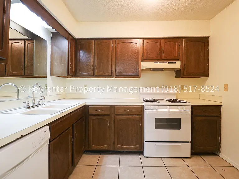 1359 E 60th St Duplex — Photo 15