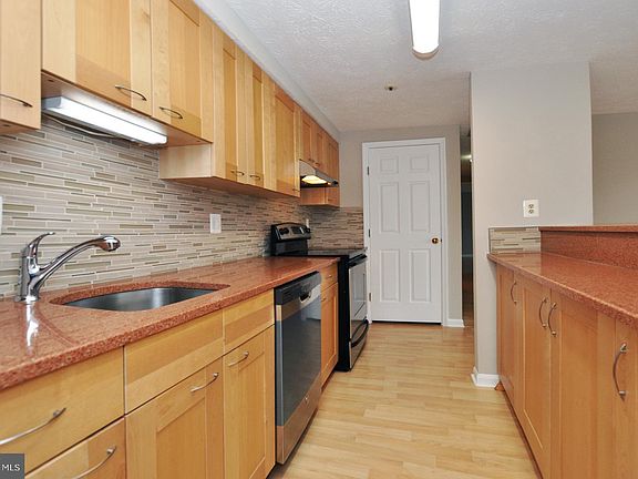 5th image of 501 Palmtree Dr APT 8