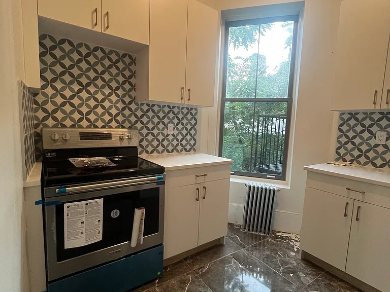 286 Grand St #302 — Photo 7