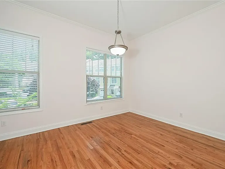 1915 Sterling Oaks Cir — Photo 4
