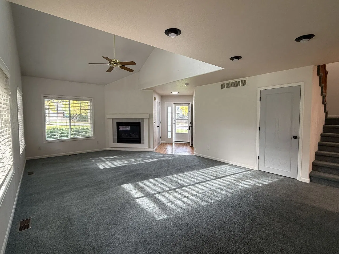 Spacious 3-Bedroom Condo with Vaulted Ceilings, Private Patio & Attached Garage — Photo 4