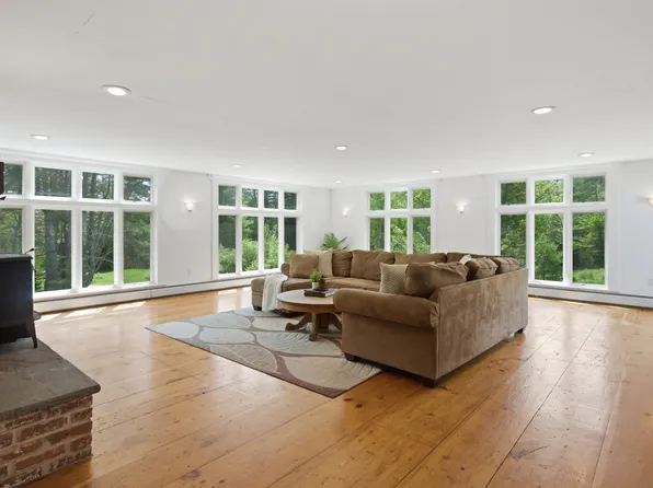 42 Blackberry Lane, Jamaica, VT 05343