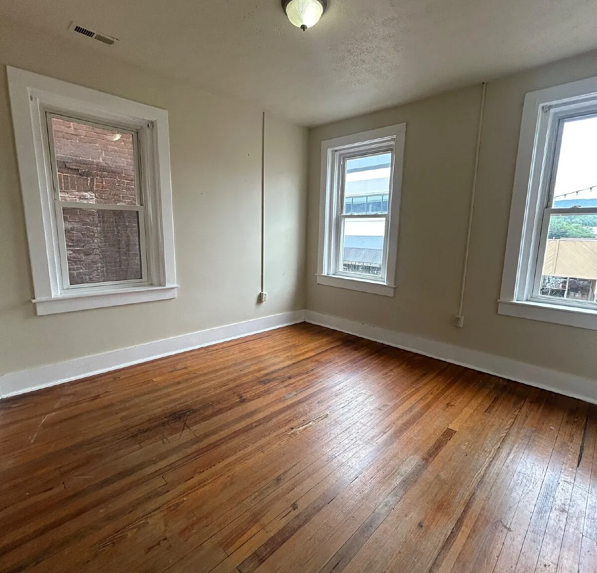 1 bed, 1.0 bath, 700 sqft, $1,050 — Photo 1