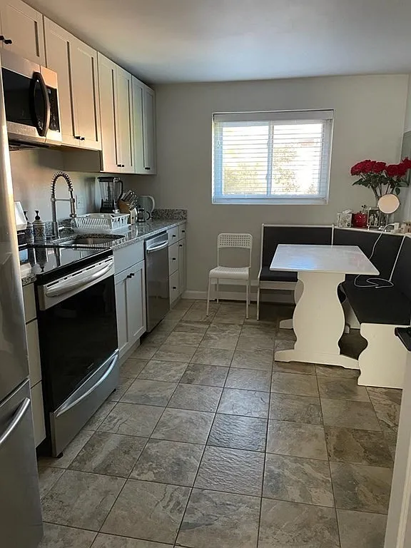 2 bed, 800 sqft, $3,000 — Photo 1