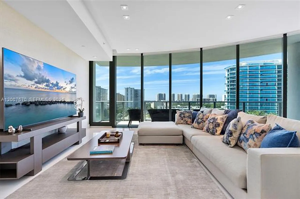 Building Photo - 17475 Collins Ave #504