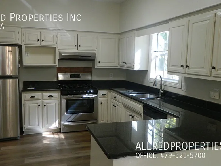 1823 W Berry St — Photo 4