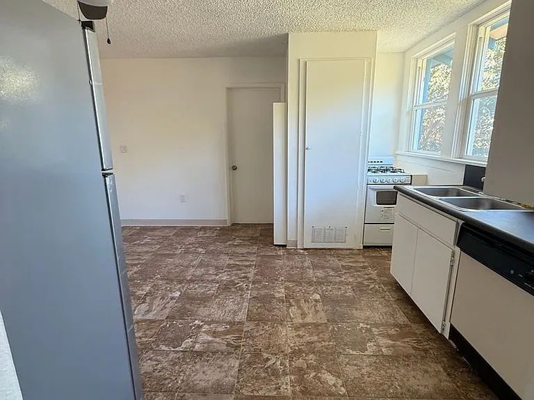 215 Semple St — Photo 16