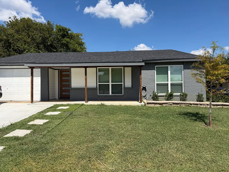 1211 Cedar Hill Ln — Photo 1